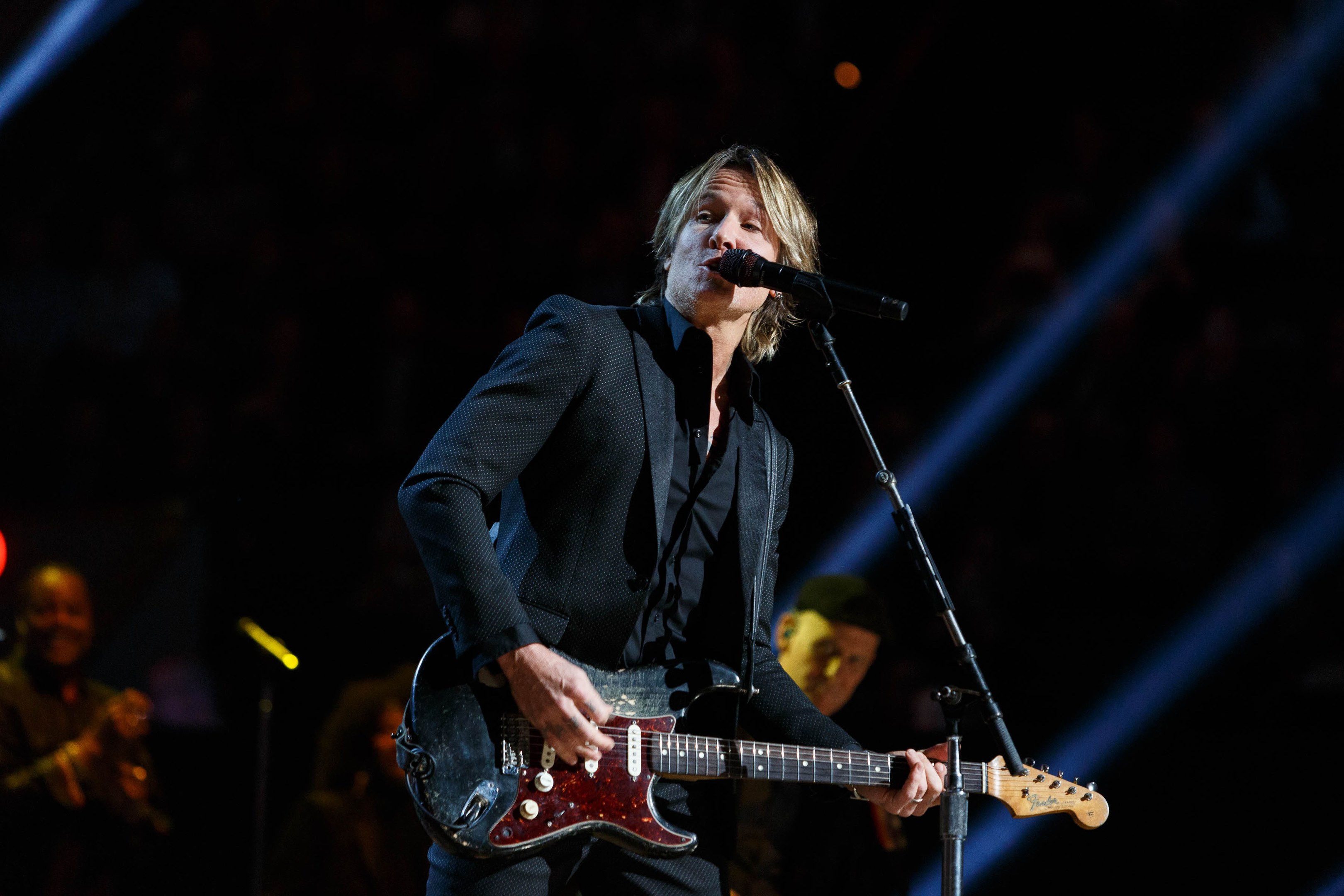 Keith Urban performs auf der Bühne im Joint im Hard Rock Hotel & Casino in Las Vegas, spielt Gitarre mit einem Mikrofon, begleitet von Musikern in einer atmosphärischen Umgebung.