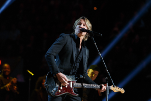 Keith Urban performs auf der Bühne im Joint im Hard Rock Hotel & Casino in Las Vegas, spielt Gitarre mit einem Mikrofon, begleitet von Musikern in einer atmosphärischen Umgebung.