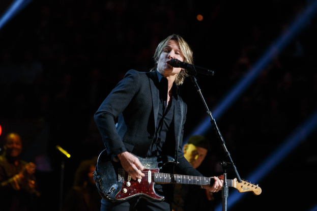 Keith Urban performs auf der Bühne im Joint im Hard Rock Hotel & Casino in Las Vegas, spielt Gitarre mit einem Mikrofon, begleitet von Musikern in einer atmosphärischen Umgebung.