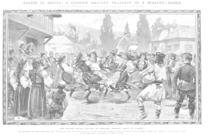 Schwarz-weißes Bild einer Gruppe von Menschen, die vor einer Menge tanzen, mit Häusern und Bäumen im Hintergrund und einem Text am unteren Rand, der "Ostersonntag in Servia: Eine kuriose militärische Travestie in einem Bauerntanz" lautet.