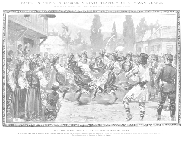 Schwarz-weißes Bild einer Gruppe von Menschen, die vor einer Menge tanzen, mit Häusern und Bäumen im Hintergrund und einem Text am unteren Rand, der "Ostersonntag in Servia: Eine kuriose militärische Travestie in einem Bauerntanz" lautet.