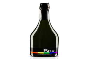 Eine grüne Flasche Bee-Sekt mit einem Etikett, auf dem das Wort "Bee" auf einem weißen Hintergrund steht.