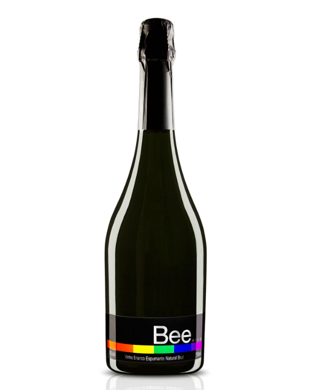 Eine grüne Flasche Bee-Sekt mit einem Etikett, auf dem das Wort "Bee" auf einem weißen Hintergrund steht.