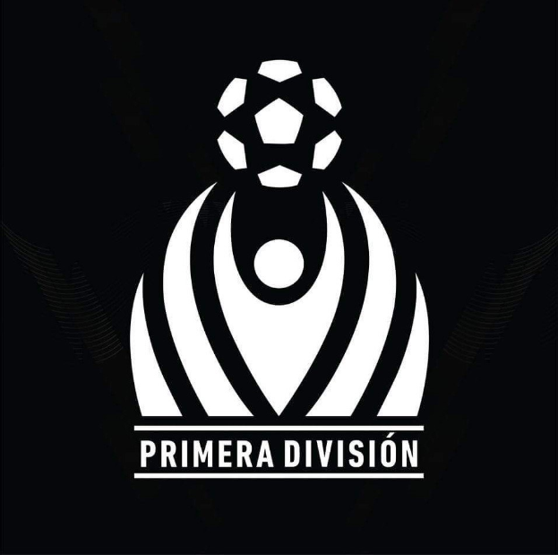 Schwarzer und weißer Fußball mit 'Primera Division' in weißer Schrift darüber, umrandet von einem weißen Kreis mit schwarzem Rand auf schwarzem Hintergrund.