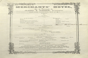 Ein altes Buch, das ein Hotel-Menü eines Kaufmanns zeigt, mit Vorspeisen, Hauptgerichten, Desserts und Getränken in schwarzer Tinte auf einem weißen Hintergrund.