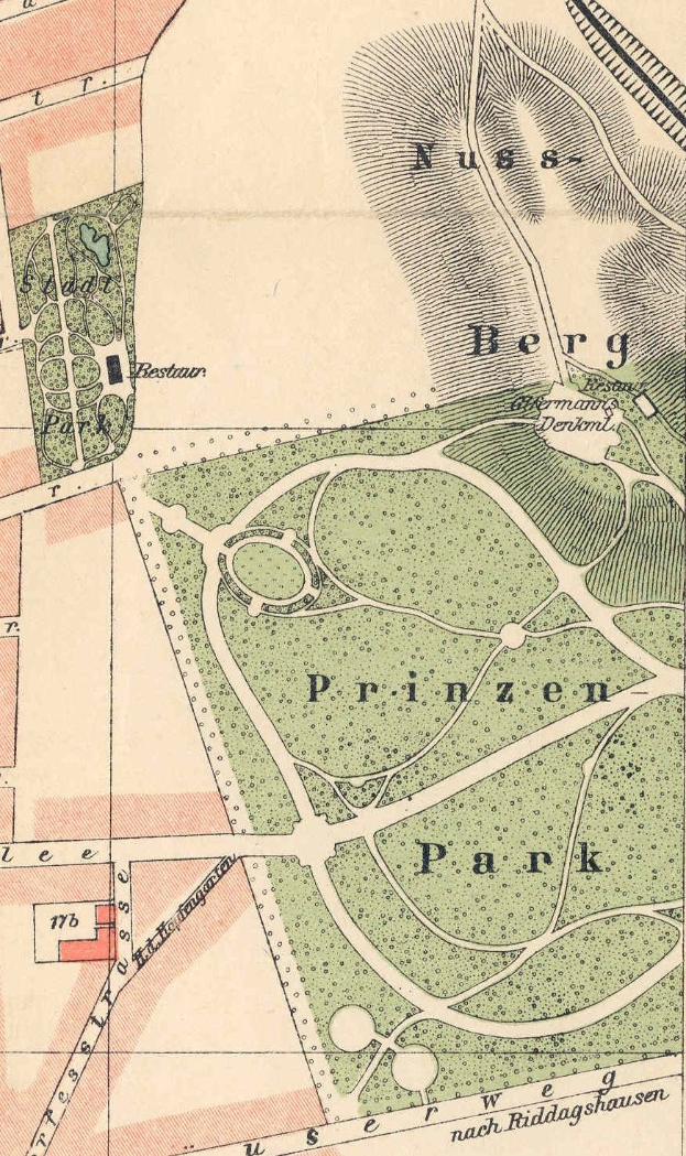 Detailreiches altes Stadtplan von Berlin, Deutschland, markiert den Standort eines Parks mit Straßen, Sehenswürdigkeiten und Texten, die Parkdetails bereitstellen.