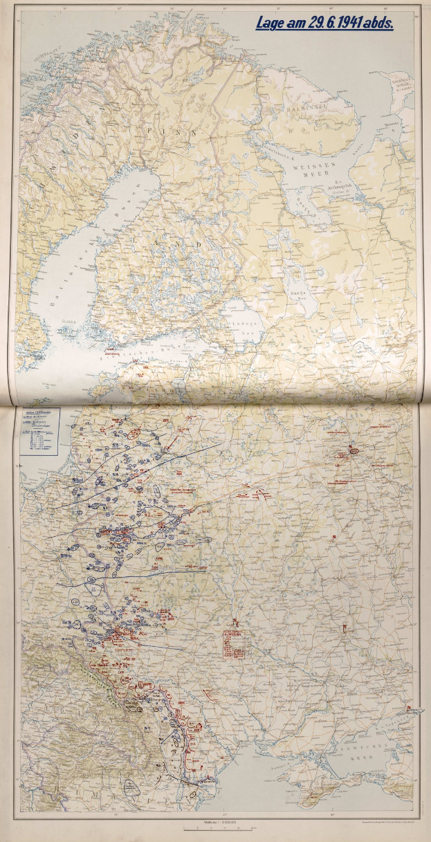 Ein altes Buch mit einer detaillierten Europakarte auf dem Cover, die geografische Merkmale wie Flüsse, Berge und Städte zeigt, begleitet von Text, der diese Orte benennt.