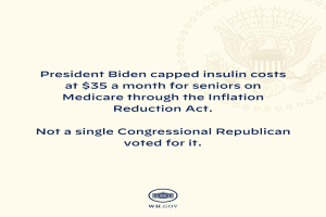 Ein Plakat mit Logo und Text, der besagt: 'Präsident Biden beschränkt die Insulin-Kosten auf 35 Dollar pro Monat für Senioren mit Medicare durch das Inflation Reduction Act.'