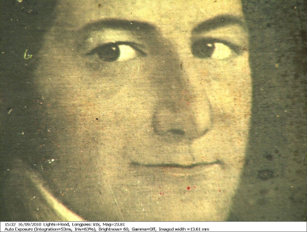 Schwarzes und weißes Porträt einer Frau mit ernstem Gesichtsausdruck, direktem Blick, zurückgekämmtem Haar und einem leichten Lächeln, mit Text unten.