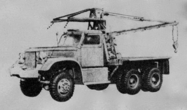 Ein Schwarz-Weiß-Foto eines großen, vierrädrigen Lkw mit einem Kran auf der Ladefläche des Sattelaufliegers, der als erstes Schwerlastfahrzeug gilt.