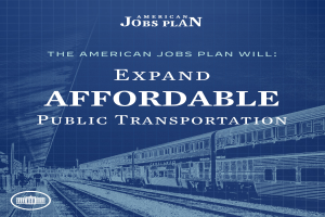 Ein Plakat mit einer Bahn auf Schienen mit ein paar Menschen in der Nähe, der Text lautet: "Der American Jobs Plan wird den Zugang zu bezahlbarer öffentlicher Verkehrsmittel erweitern."