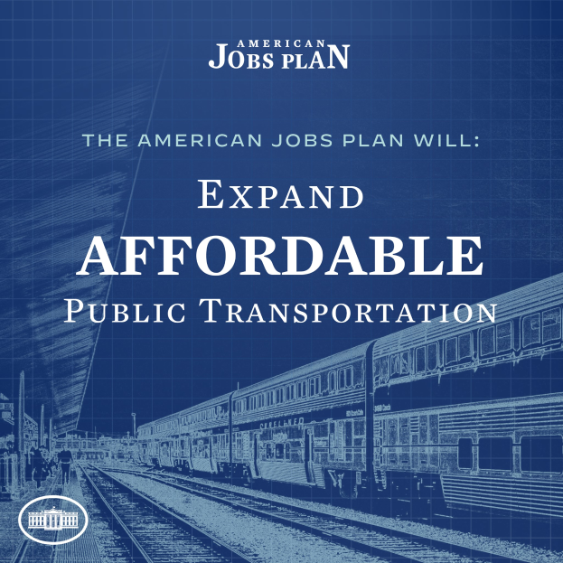 Ein Plakat mit einer Bahn auf Schienen mit ein paar Menschen in der Nähe, der Text lautet: "Der American Jobs Plan wird den Zugang zu bezahlbarer öffentlicher Verkehrsmittel erweitern."