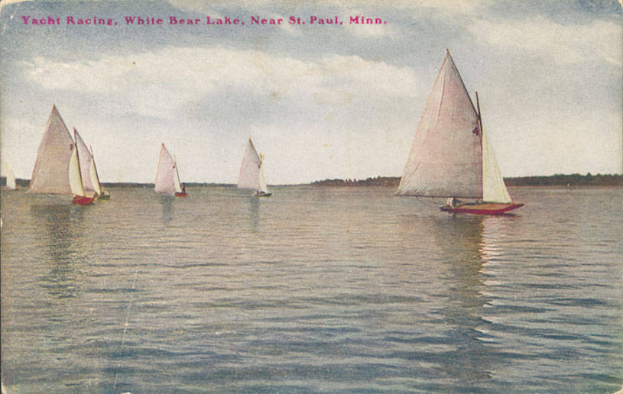 Eine Gruppe von Segelbooten auf einem Gewässer mit Bäumen im Hintergrund und einem klaren blauen Himmel, Text oben lautet "Yacht Racing, White Bear Lake, Near St. Paul, Minnesota".