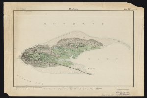 Ein altes Kartenbild der Nordsee-Insel mit einem schwarzen Hintergrund, das detaillierte geographische Merkmale wie Küste, Inseln und Text zeigt, der Informationen über die Inselgröße, -form und -lage bereitstellt.