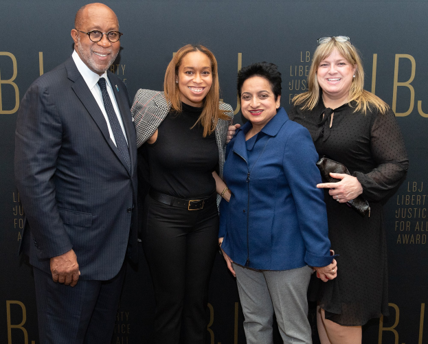 Vier Personen auf einem roten Teppich bei der 'Liberty Justice for All Awards'-Veranstaltung posend