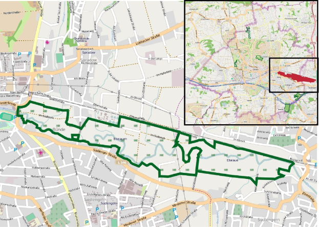 Karte einer Stadt, die in zwei Abschnitte unterteilt ist, mit einer grünen Linie, die die Route einer Radtour anzeigt, einschließlich Start- und Zielpunkten, Dauer und Sehenswürdigkeiten.