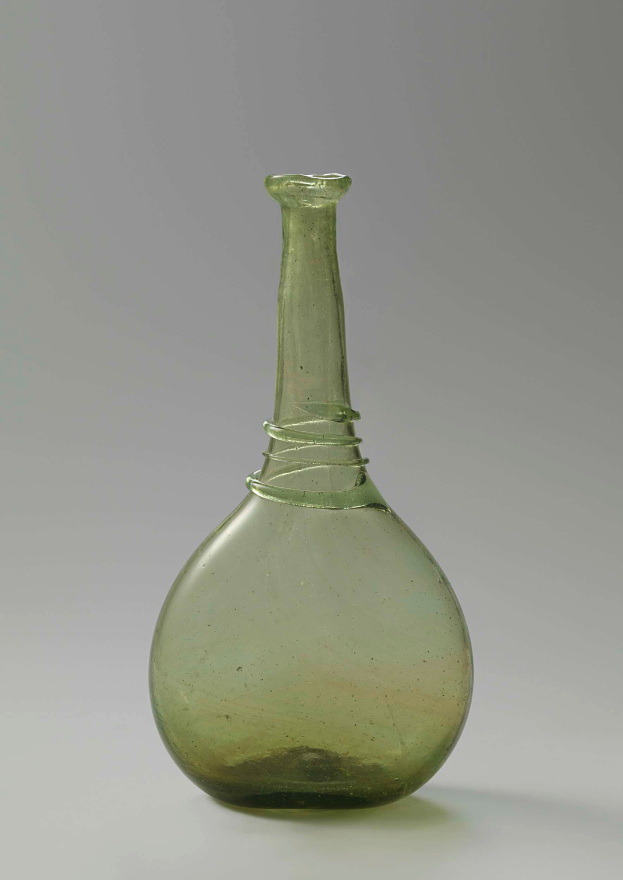 Ein grüner Glasweinkelch mit Verschluss, zylindrischer Form, breiter Basis, engem Hals und detaillierten Verzierungen, mit glänzender Oberfläche.