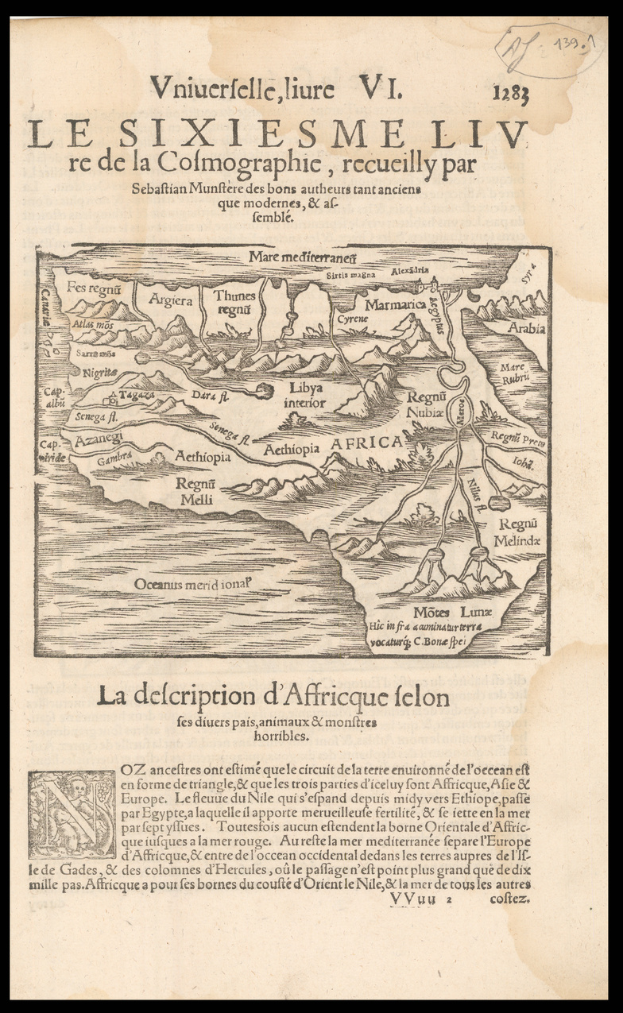 Ein altes Buch mit einem schwarzen Hintergrund und eine detaillierte Karte von Afrika, die geographische Merkmale wie Berge, Flüsse und Städte zeigt, mit begleitendem Text, der weitere Informationen bietet.