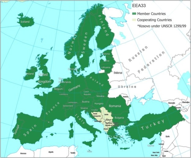 Ein Plakat mit einer detaillierten Karte von Europa, auf der die Mitgliedstaaten der Europäischen Union, ihre Grenzen, wichtige Städte, Flüsse und geografische Merkmale hervorgehoben sind, mit zusätzlichem Text, der die Namen der Länder und Grenzangaben enthält.