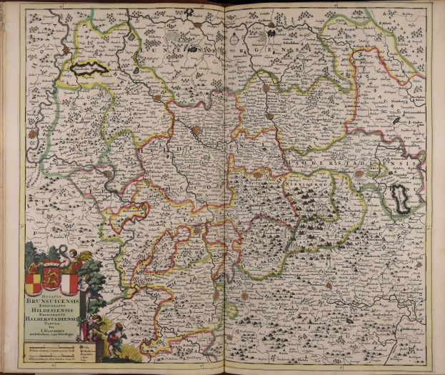 Offenes Buch mit einer detaillierten Deutschlandkarte mit geografischen Merkmalen wie Flüssen, Bergen und Städten, begleitet von beschreibendem Text.