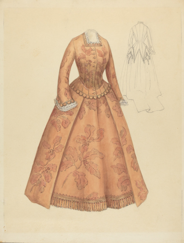 Eine Zeichnung eines Kostümdesigns aus dem 18. Jahrhundert mit einem langen Kleid mit hohem Kragen, floral gemustertem Oberteil in Rosa, Lila und Blau sowie einem bodenlangen Rock mit Spitzenbesatz vor einem hellblauen Hintergrund.