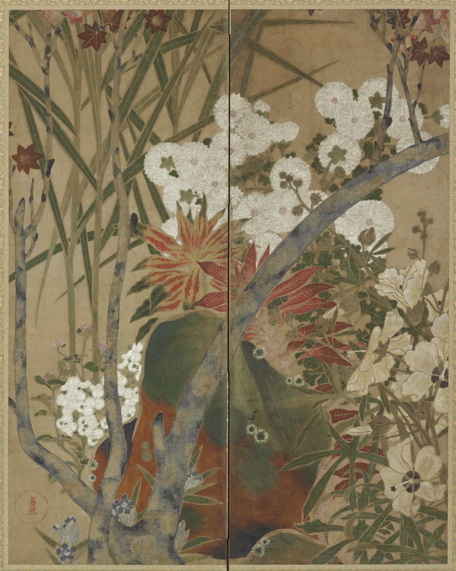 Ein japanischer Bildschirm mit einer leuchtenden Malerei von üppigen Blumen und Pflanzen in feiner Detailarbeit.