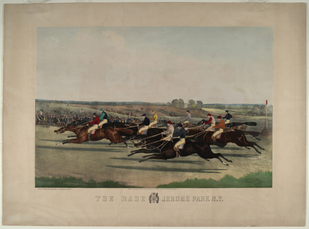 Eine Gruppe von Menschen, die auf einem grünen Feld mit Bäumen und einem blauen Himmel reitet, mit einem Text am unteren Rand, der 'The Race at Jerome Park, New York' lautet.