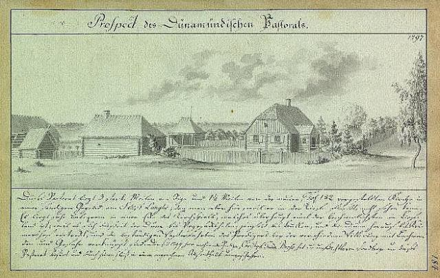 Schwarze und weiße Illustration eines deutschen Landschaftsbildes aus dem Jahr 1897, das ein Gehöft zeigt, umgeben von Häusern, Bäumen und einem Himmel, mit der Aufschrift "1897 Deutsches Landschaftsbild mit Farmgebäuden" auf dem Papier.