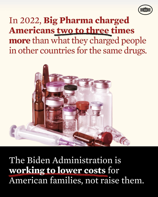 Plakat, das zeigt, dass Big Pharma 2022 Americans zwei bis drei Mal so viel f├Âr dieselben Medikamente berechnet hat wie in anderen L├Ąndern, mit Bildern von Medikamentenflaschen und einer Spritze darunter.