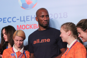 Gruppe von Menschen in Medaillen auf einer Bühne mit einem Banner der FIFA WM 2018 Russland mit einem Fußball.
