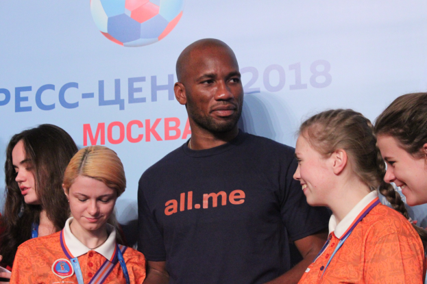 Gruppe von Menschen in Medaillen auf einer Bühne mit einem Banner der FIFA WM 2018 Russland mit einem Fußball.
