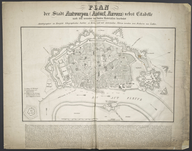 Ein abgenutztes Buch mit einer detaillierten Karte von Berlins Straße, Gebäuden und Sehenswürdigkeiten, begleitet von Text, der die Bevölkerung und bemerkenswerte Merkmale der Stadt beschreibt.