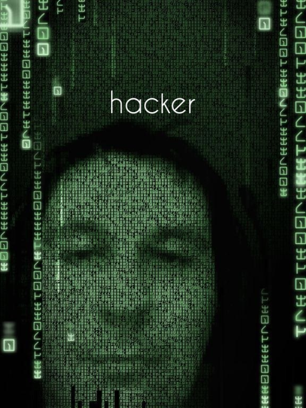 Das Gesicht eines Hackers auf einem Computerbildschirm mit dem Wort "Hacker" und Bin├Ąrcode drumherum.