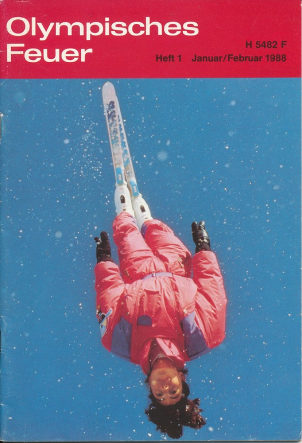 Ein Buchumschlag mit einem Skifahrer in der Luft mit entschlossener Miene, der einen Skianzug trägt, mit der Aufschrift "Olympische Spiele Feuer - Heft 1 - Januar/Februar 1988".