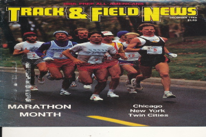 Plakat mit einer Gruppe von Läufern auf einer baumbewachsenen Straße mit der Aufschrift "Track & Field News Marathon Month" oben.