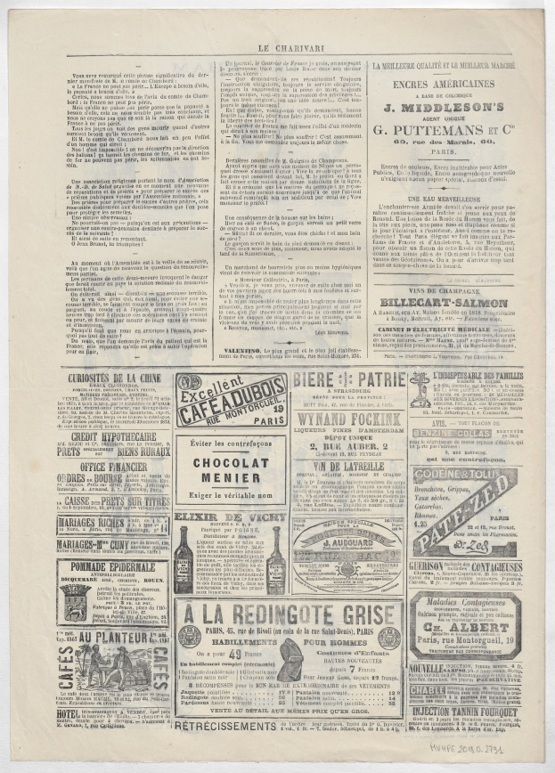 Ein vergilbtes altes Zeitungsblatt voller kleiner Texte und nostalgischer Anzeigen.