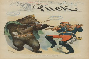 Eine Karikatur eines Mannes in Hut und langem Mantel, der neben einem Bären auf den Hinterbeinen Geige spielt, mit der Aufschrift 'Die russisch-französische Allianz' auf einem Blatt Papier.