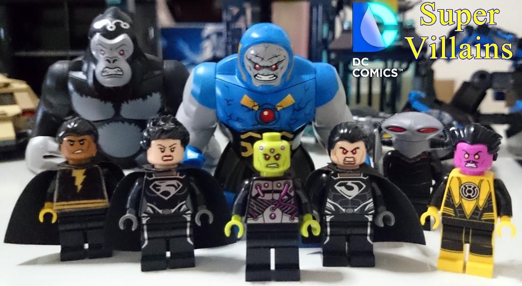 Spielzeuge in Schwarz, Gelb und Blau auf einem weißen Hintergrund mit sichtbarem Text.