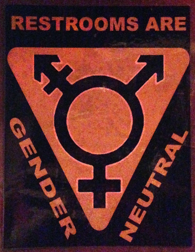 Plakat mit Text "Toiletten sind Geschlechterneutral" betont die Inklusivität in den Toiletteneinrichtungen.
