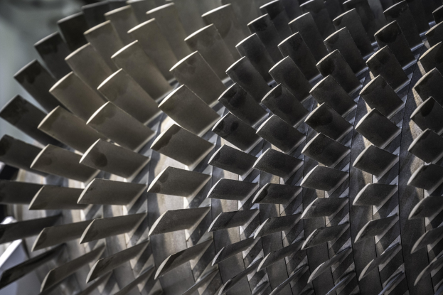 Nahaufnahme eines Strahltriebwerks mit zahlreichen Metallstacheln vor einem unscharfen Hintergrund.