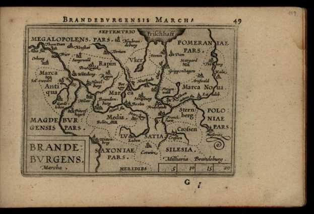 Altes Buch mit einem detaillierten Stadtplan der Brandenburg-Region Deutschlands auf einem schwarzen Hintergrund, einschließlich geografischer Merkmale und Text.