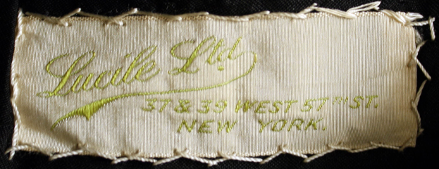 Nahaufnahme von Gewebe mit einem rechteckigen Etikett, auf dem wahrscheinlich der Name des Kleidungsstücks steht.