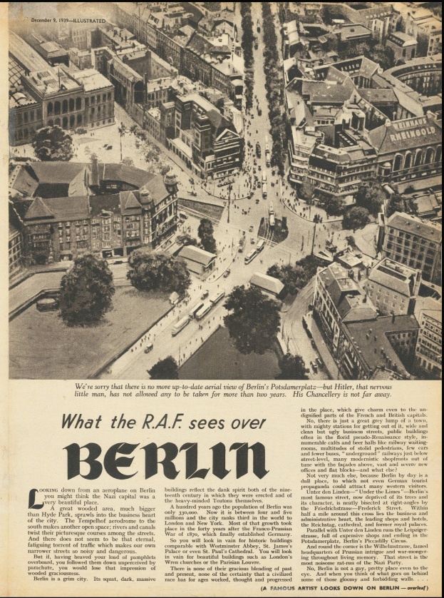 Schwarz-weißes Foto einer alten Zeitung, die eine Stadtlandschaft mit Gebäuden, Bäumen und Fahrzeugen zeigt und von Text begleitet wird.