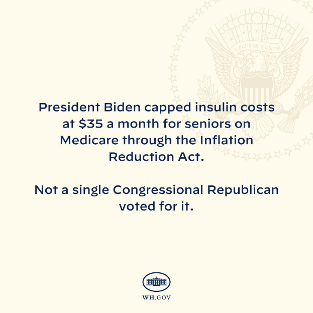 Ein Plakat mit Logo und Text, der besagt: 'Präsident Biden beschränkt die Insulin-Kosten auf 35 Dollar pro Monat für Senioren mit Medicare durch das Inflation Reduction Act.'