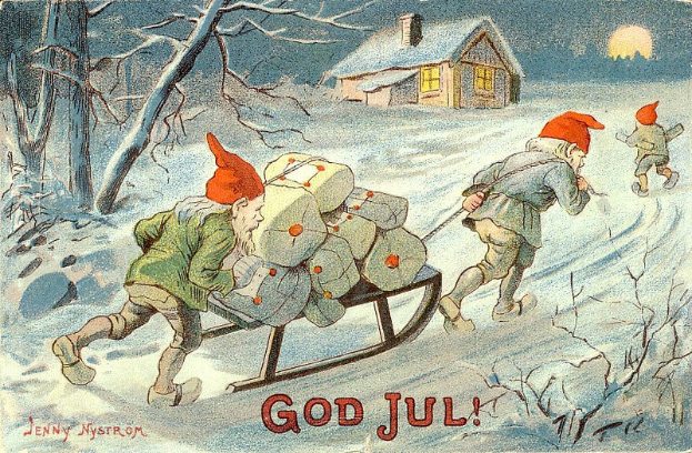 Vintage-Weihnachtsgrußkarte mit zwei Zwergen, die einen Geschenkeschlitten durch verschneite Landschaft ziehen, mit Bäumen, einem Haus und einem Mond im Hintergrund und der Aufschrift "God Jul".