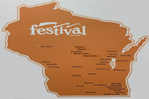 Ein lebendiges Plakat einer Wisconsin-Karte voller bunter Lebensmittel und der Aufschrift "Festival Foods."