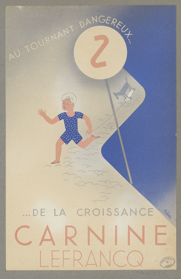 Eine Person in einem hellgelben Kleid lächelt breit im Zentrum eines Karnevalplakats, umgeben von der fetten schwarzen Schrift 'Karneval'.