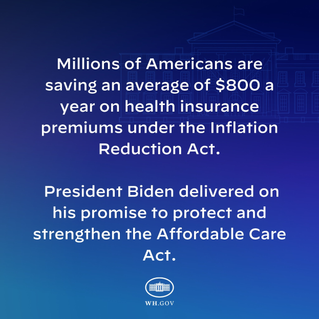 Blauer Hintergrund mit weißer Schrift, die besagt, dass Millionen von Amerikanern durchschnittlich $800 im Jahr an den Gesundheitsversicherungsprämien unter dem Inflation Reduction Act sparen, begleitet von einem Logo.