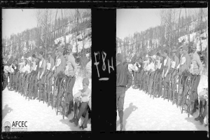 Ein Schwarz-Weiß-Kollage von zwei Bildern, die eine Gruppe von Männern in Mützen zeigen, die zusammen im Schnee stehen, umgeben von Bäumen und einem klaren Himmel, während der Eröffnungszeremonie der Olympischen Winterspiele in Aspen, Colorado.