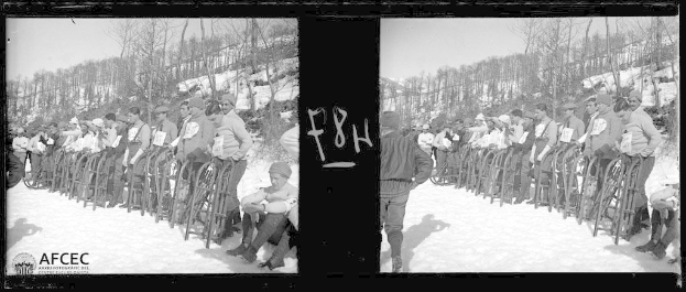 Ein Schwarz-Weiß-Kollage von zwei Bildern, die eine Gruppe von Männern in Mützen zeigen, die zusammen im Schnee stehen, umgeben von Bäumen und einem klaren Himmel, während der Eröffnungszeremonie der Olympischen Winterspiele in Aspen, Colorado.